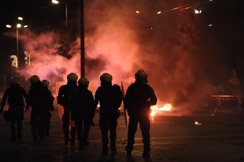 Επεισόδια στο Πολυτεχνείο: Νεαροί έστησαν οδοφράγματα στη Στουρνάρη -«Βροχή» μολότοφ κατά αστυνομικών | iefimerida.gr 2