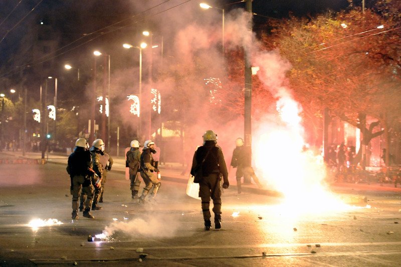 Επεισόδια στο Πολυτεχνείο: Νεαροί έστησαν οδοφράγματα στη Στουρνάρη -«Βροχή» μολότοφ κατά αστυνομικών | iefimerida.gr 0