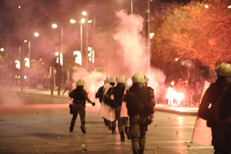 Μολότοφ &amp; οδοφράγματα στη Στουρνάρη -Ολοκληρώθηκε ειρηνικά η πορεία | iefimerida.gr 8