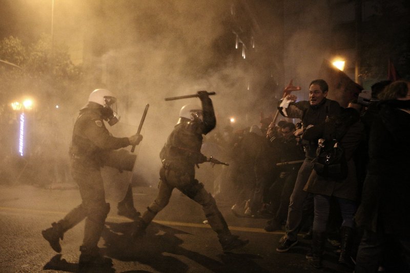 Οδοφράγματα και μολότοφ στο Πολυτεχνείο -Βροχή από χημικά στα συλλαλητήρια κατά Ομπαμα [εικόνες&βίντεο] | iefimerida.gr 1