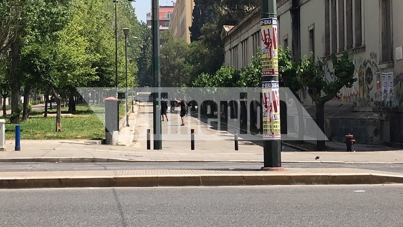 Πορεία με γαρύφαλλα και επεισόδια με αναρχικούς -Ολα όσα έγιναν | iefimerida.gr 0