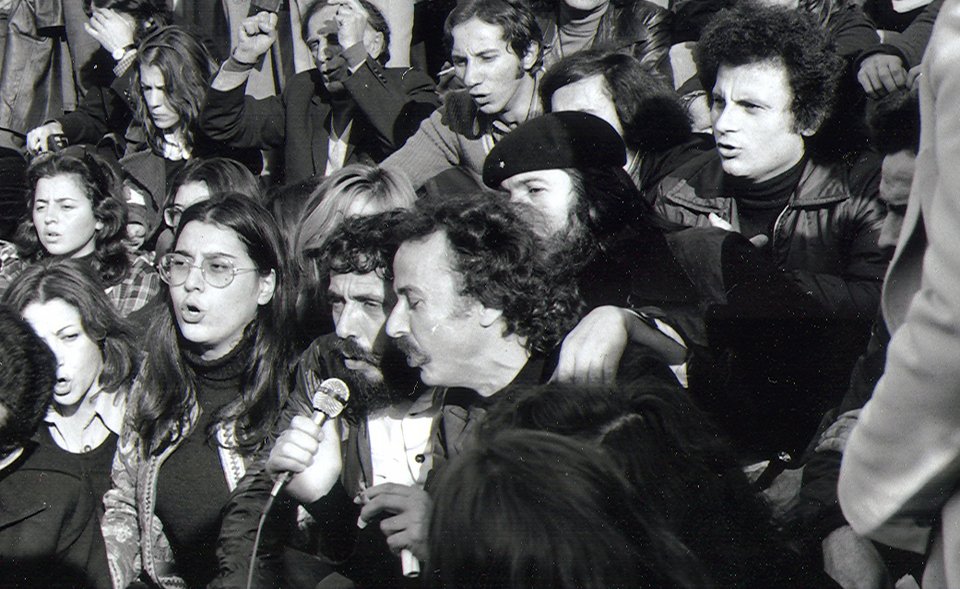 Μπροστά από αριστερά, Μαρία Φαραντούρη, Αντώνης Καλογιάννης και Νίκος Ξύλούρης (κρατά το μικρόφωνο). Πίσω τους, με τον μπερέ ο Πέτρος Πανδής, και πιο πίσω ο Κώστας Λαλιώτης