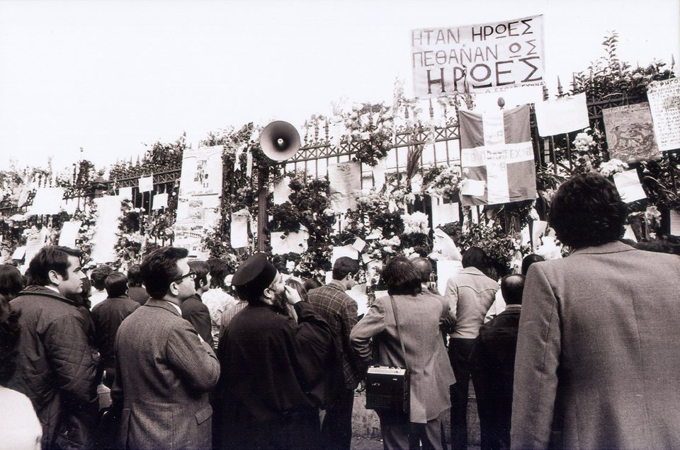 Γεμάτα ποιήματα και λουλούδια τα κάγκελα του Πολυτεχνείου