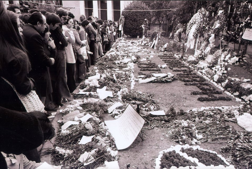 Φοιτητές και άλλοι πολίτες στέκονται στο σημείο που ένα χρόνο πριν βαφόταν με αίμα