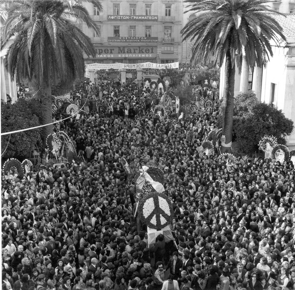 Ο χώρος του Πολυτεχνείου πλημμυρισμένος από κόσμο