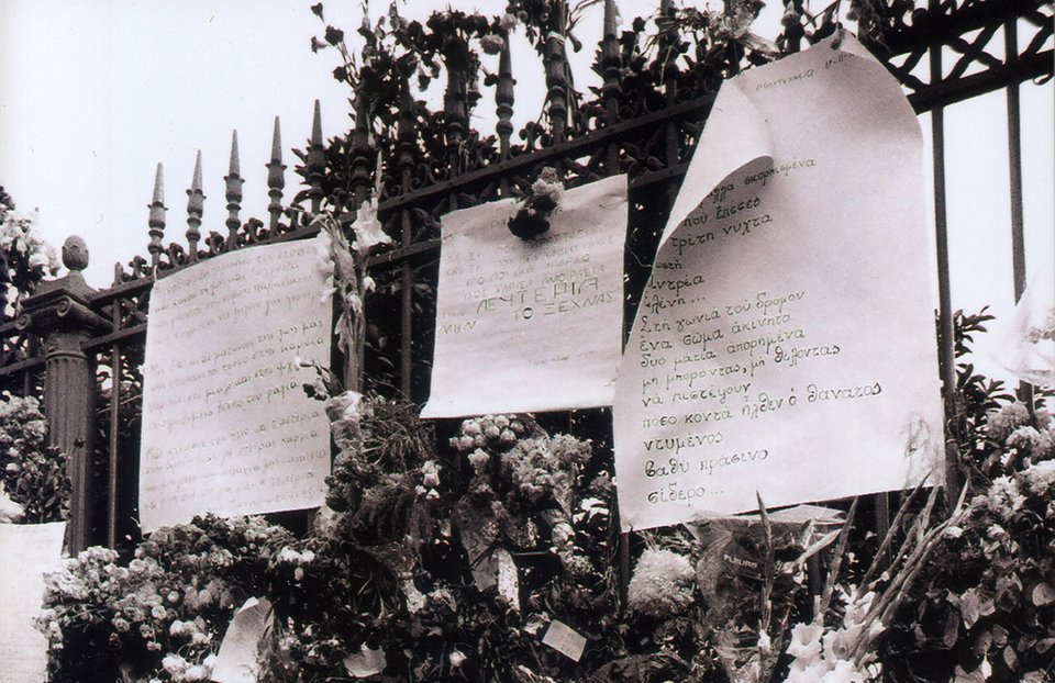 Εξαιρετικά σπάνιες φωτό από την 1η επέτειο του Πολυτεχνείου -Οι φοιτητές επέστρεψαν για να τραγουδήσουν [εικόνες] | iefimerida.gr 5