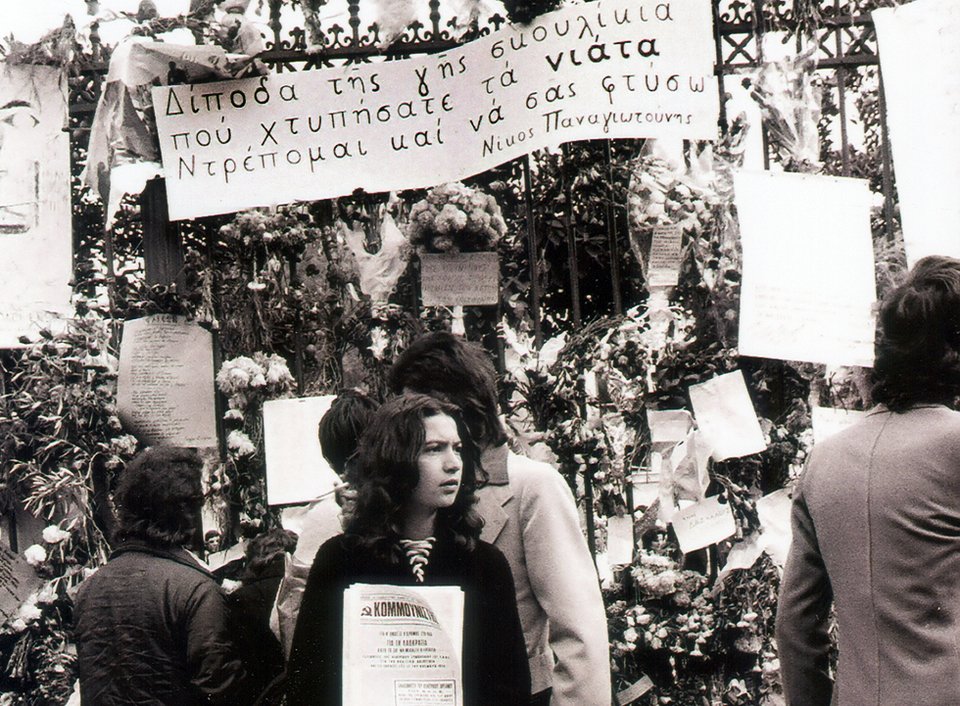 Κομμουνισμός γράφουν τα φέιγ βολάν που κρατά κάποια -προφανώς- φοιτήτρια