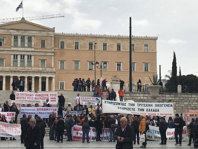 Οι πολύτεκνοι βγήκαν στους δρόμους- Πορεία στο Μέγαρο Μαξίμου [εικόνες & βίντεο] | iefimerida.gr 1