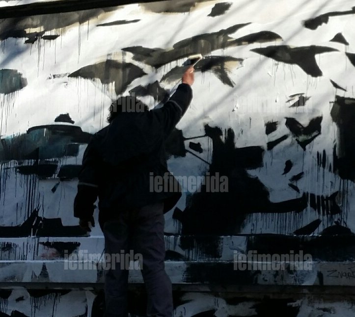 Ποιο είναι το χρώμα που ταιριάζει στο Πολυτεχνείο -Κάνουν δειγματισμούς για να εξαφανίζουν το γκράφιτι [εικόνες] | iefimerida.gr 0