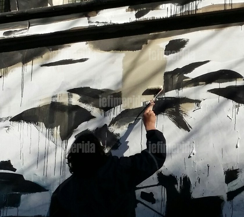 Ποιο είναι το χρώμα που ταιριάζει στο Πολυτεχνείο -Κάνουν δειγματισμούς για να εξαφανίζουν το γκράφιτι [εικόνες] | iefimerida.gr 1