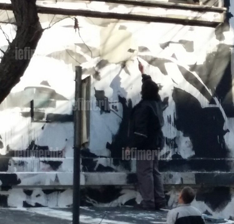 Ποιο είναι το χρώμα που ταιριάζει στο Πολυτεχνείο -Κάνουν δειγματισμούς για να εξαφανίζουν το γκράφιτι [εικόνες] | iefimerida.gr 3