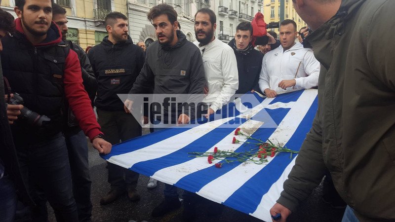 Επεισόδια και μολότοφ στα Εξάρχεια μετά την πορεία για το Πολυτεχνείο [εικόνες & βίντεο]  | iefimerida.gr 23