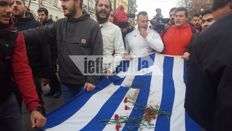 Επεισόδια και μολότοφ στα Εξάρχεια μετά την πορεία για το Πολυτεχνείο [εικόνες & βίντεο]  | iefimerida.gr 22