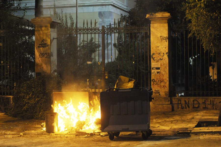 Επεισόδια στο Πολυτεχνείο: Συγκρούσεις φοιτητών με ΜΑΤ [εικόνες] | iefimerida.gr 0