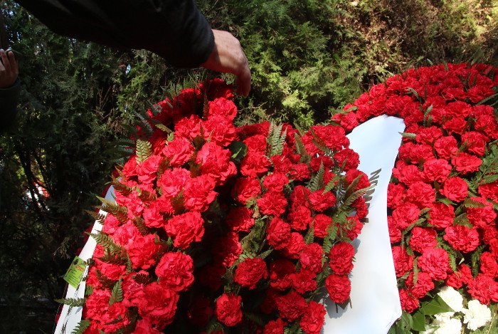 Συνδικαλιστικοί φορείς, εκπρόσωποι κομμάτων και πολίτες άφησαν λουλούδια στην Πολυτεχνική του ΑΠΘ [εικόνες] | iefimerida.gr 2