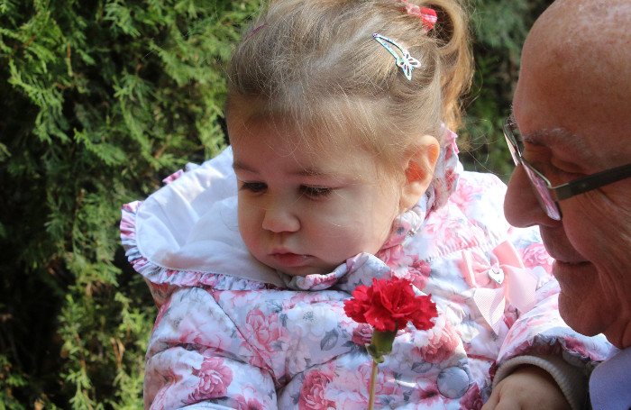 Συνδικαλιστικοί φορείς, εκπρόσωποι κομμάτων και πολίτες άφησαν λουλούδια στην Πολυτεχνική του ΑΠΘ [εικόνες] | iefimerida.gr 3