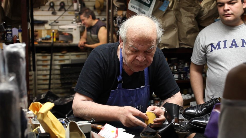 Ο τσαγκάρης από την Κρήτη που έγινε αφίσα στο μετρό της Νέας Υόρκης [εικόνες] | iefimerida.gr 1