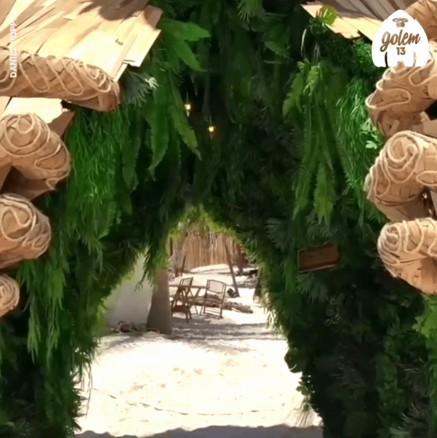 Πελώρια γυναικεία φιγούρα από ξύλο και σχοινί -Μπαίνεις μέσα και κάνεις βόλτα [εικόνες] | iefimerida.gr 1