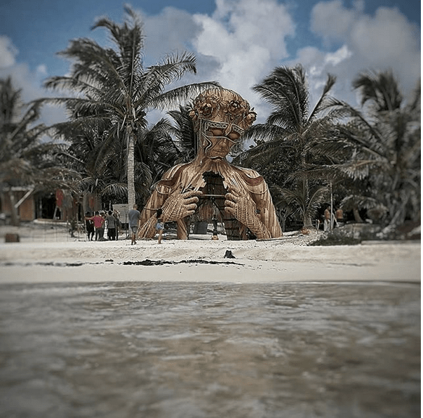 Πελώρια γυναικεία φιγούρα από ξύλο και σχοινί -Μπαίνεις μέσα και κάνεις βόλτα [εικόνες] | iefimerida.gr 0