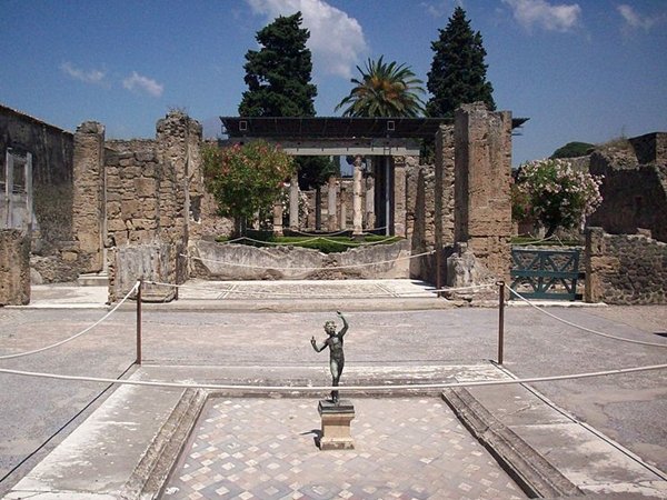 Σκάνδαλα, γκάφες, αναποδιές  που συγκλόνισαν τον κόσμο της τέχνης το 2014 [εικόνες] | iefimerida.gr 8