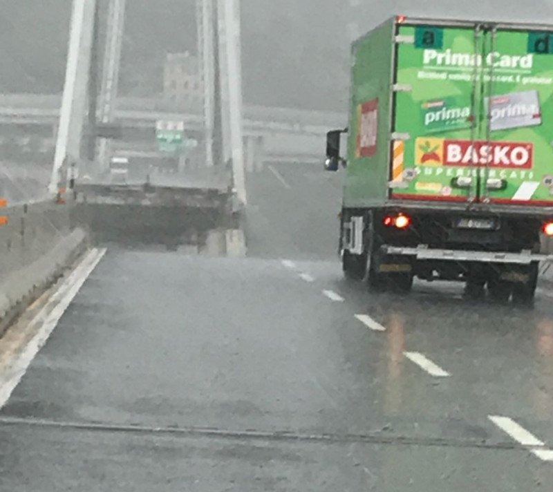 Μόλις σνειδητοποίησε τι συνέβη, έκανε όπισθεν και βγήκε τρέχοντας από το φορτηγό