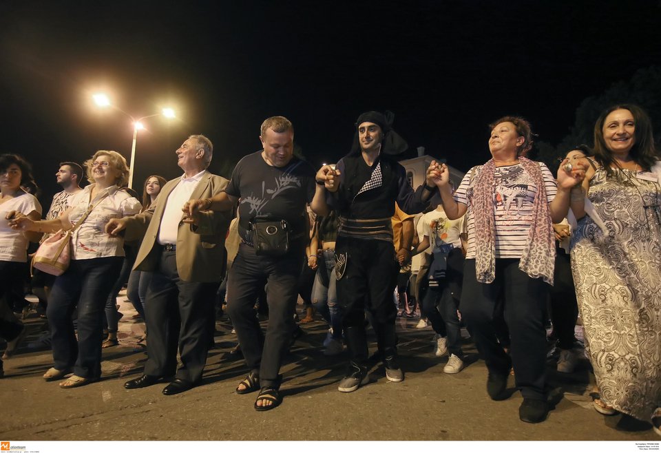 Ενώθηκαν για να χορέψουν τον μεγαλύτερο ποντιακό χορό και να μπουν στο Γκίνες [εικόνες] | iefimerida.gr 3