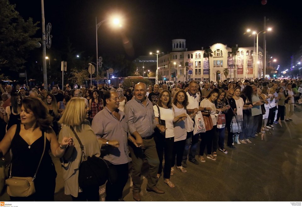 Ενώθηκαν για να χορέψουν τον μεγαλύτερο ποντιακό χορό και να μπουν στο Γκίνες [εικόνες] | iefimerida.gr 4