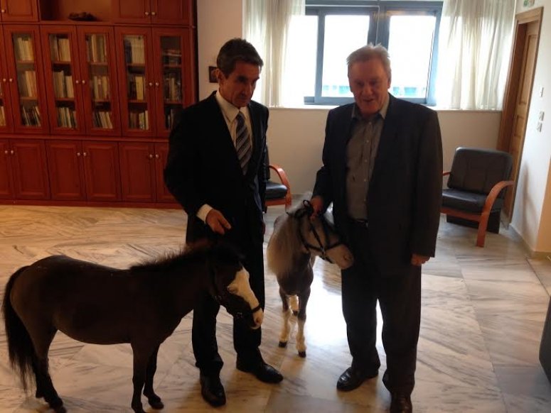 Ο Ανδρέας Λοβέρδος σε απρόσμενη συνάντηση με αλογάκια Πόνυ [εικόνα] | iefimerida.gr 0