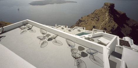 H πιο όμορφη πισίνα του κόσμου βρίσκεται στη Σαντορίνη: Κρεμασμένη στο βράχο, γίνεται ένα με τη θάλασσα -Οποιος κολυμπά σε αυτή είναι σαν να βρίσκεται σε αεροπλάνο [εικόνες] | iefimerida.gr 9