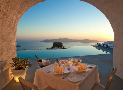 H πιο όμορφη πισίνα του κόσμου βρίσκεται στη Σαντορίνη: Κρεμασμένη στο βράχο, γίνεται ένα με τη θάλασσα -Οποιος κολυμπά σε αυτή είναι σαν να βρίσκεται σε αεροπλάνο [εικόνες] | iefimerida.gr 13