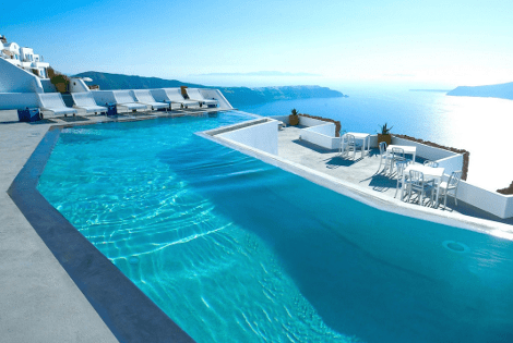 H πιο όμορφη πισίνα του κόσμου βρίσκεται στη Σαντορίνη: Κρεμασμένη στο βράχο, γίνεται ένα με τη θάλασσα -Οποιος κολυμπά σε αυτή είναι σαν να βρίσκεται σε αεροπλάνο [εικόνες] | iefimerida.gr 14