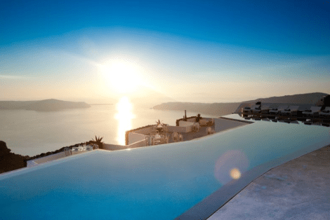 H πιο όμορφη πισίνα του κόσμου βρίσκεται στη Σαντορίνη: Κρεμασμένη στο βράχο, γίνεται ένα με τη θάλασσα -Οποιος κολυμπά σε αυτή είναι σαν να βρίσκεται σε αεροπλάνο [εικόνες] | iefimerida.gr 15