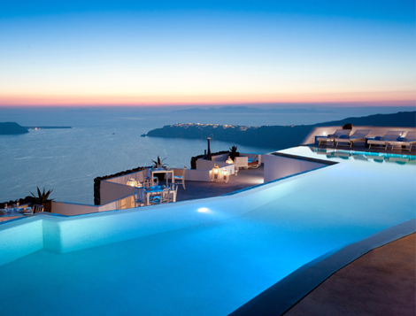 H πιο όμορφη πισίνα του κόσμου βρίσκεται στη Σαντορίνη: Κρεμασμένη στο βράχο, γίνεται ένα με τη θάλασσα -Οποιος κολυμπά σε αυτή είναι σαν να βρίσκεται σε αεροπλάνο [εικόνες] | iefimerida.gr 1