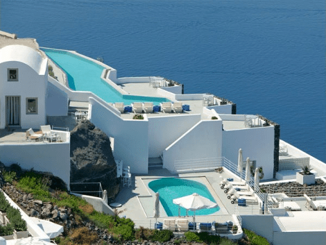 H πιο όμορφη πισίνα του κόσμου βρίσκεται στη Σαντορίνη: Κρεμασμένη στο βράχο, γίνεται ένα με τη θάλασσα -Οποιος κολυμπά σε αυτή είναι σαν να βρίσκεται σε αεροπλάνο [εικόνες] | iefimerida.gr 5