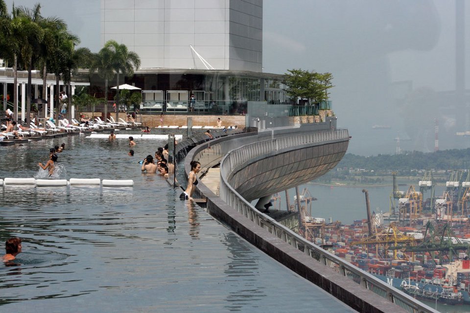 Η εντυπωσιακή πισίνα μια... ανάσα από τον Θεό [εικόνες & βίντεο] | iefimerida.gr 0