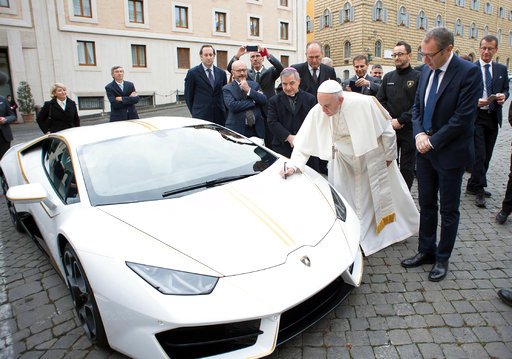 Ο Πάπας είπε «όχι» σε Lamborghini που του χάρισαν -Αλλά την ευλόγησε [εικόνες] | iefimerida.gr 0