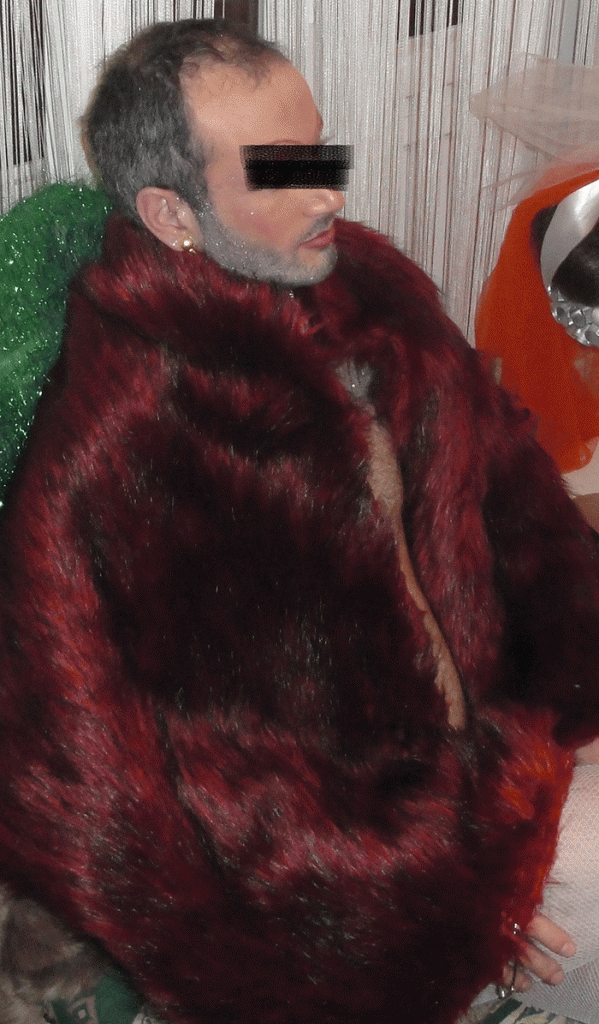 Aρχιμανδρίτης της Πελοποννήσου ποζάρει με γούνα, στρας και μάσκαρα [εικόνες] | iefimerida.gr 0