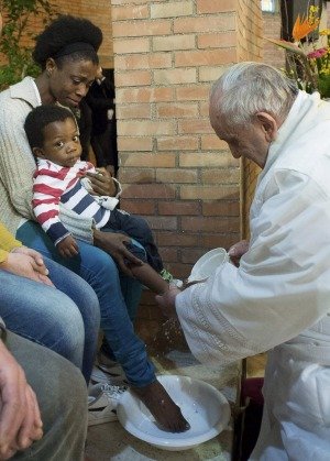 Ο πάπας Φραγκίσκος έπλυνε και φίλησε πόδια κρατουμένων [εικόνες&βίντεο] | iefimerida.gr 0