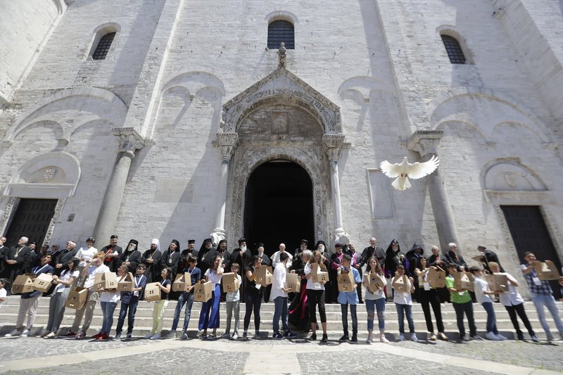 Οι πιστοί υποδέχθηκαν τον Πάπα Φραγκίσκο τον Οικουμενικό Πατριάρχη Βαρθολομαίο και άλλους 20 πατριάρχες των Ανατολικών Εκκλησιών/ Φωτογραφία AP