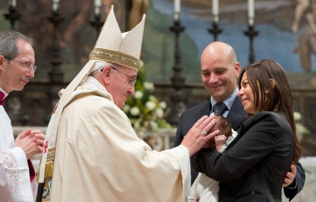 Ο Πάπας «έσπασε» την παράδοση -Βάφτισε μωρό ανύπαντρου ζευγαριού [εικόνες] | iefimerida.gr 1