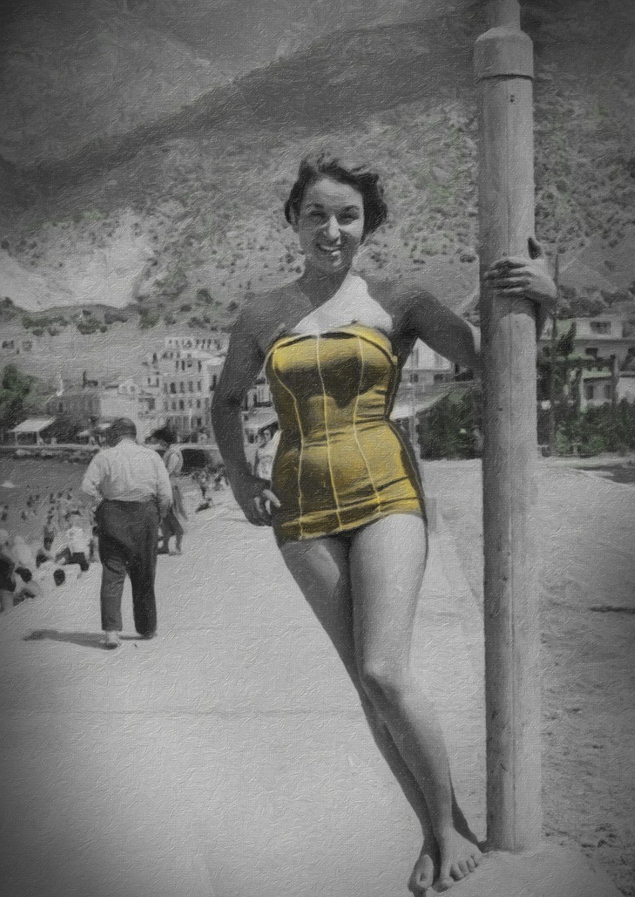 H Πόπη Τσουκάτου επεμβαίνει με χρώμα σε φωτογραφίες περασμένων δεκαετιών [εικόνες]  | iefimerida.gr 1