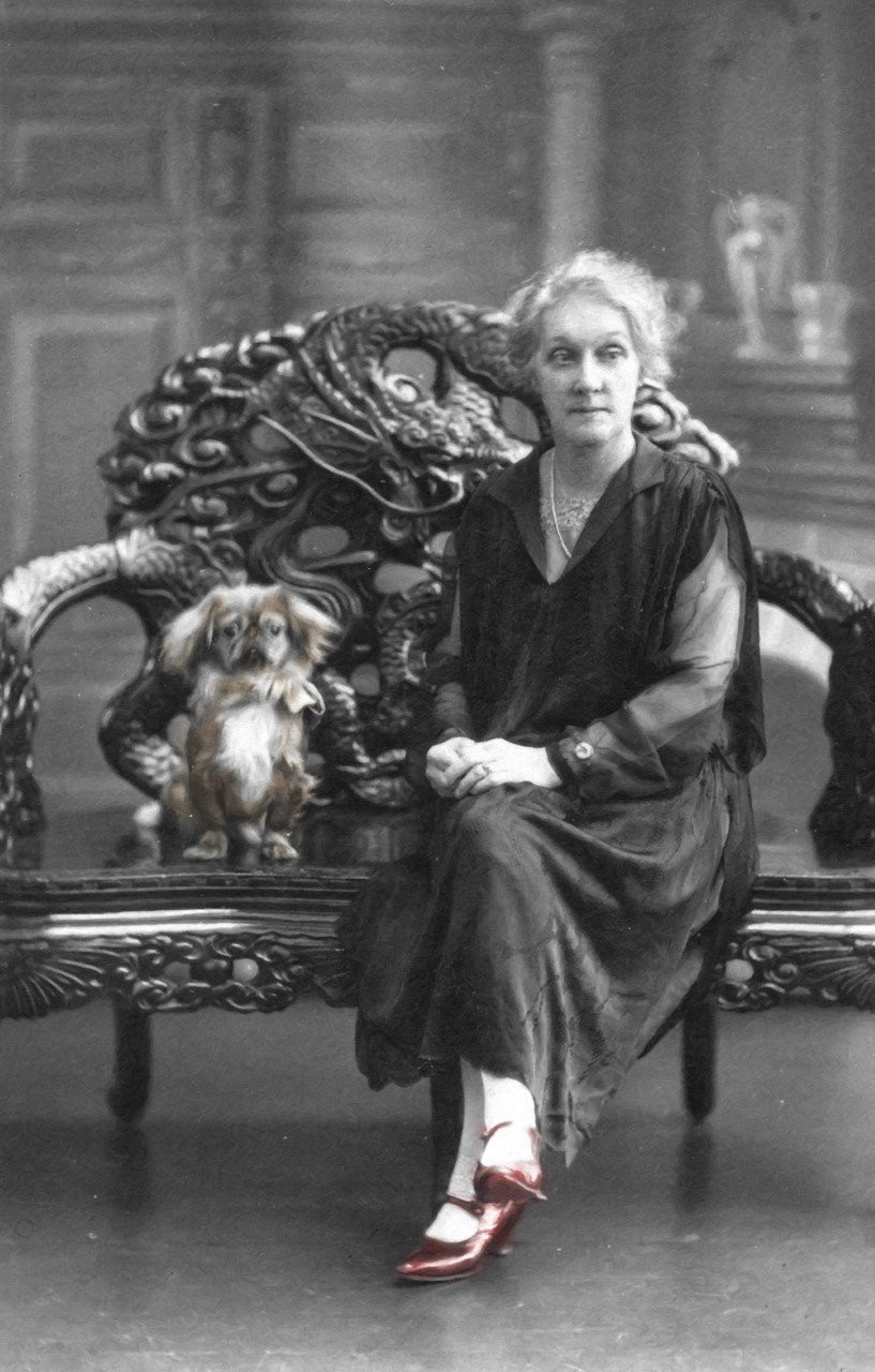 H Πόπη Τσουκάτου επεμβαίνει με χρώμα σε φωτογραφίες περασμένων δεκαετιών [εικόνες]  | iefimerida.gr 0