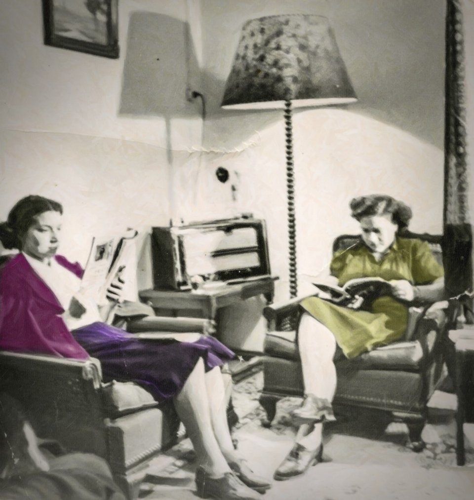 H Πόπη Τσουκάτου επεμβαίνει με χρώμα σε φωτογραφίες περασμένων δεκαετιών [εικόνες]  | iefimerida.gr 3