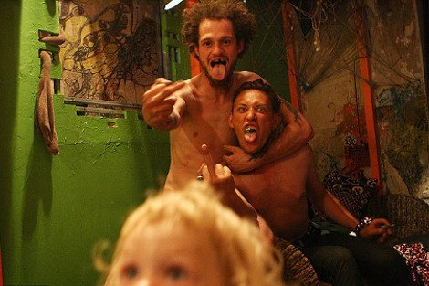 Οι φωτογραφίες που σόκαραν και προκάλεσαν σάλο: Δίχρονο κοριτσάκι μεγαλώνει σε σπίτι-γιάφκα ναρκομανών [εικόνες] | iefimerida.gr 0