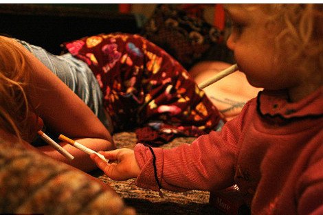 Οι φωτογραφίες που σόκαραν και προκάλεσαν σάλο: Δίχρονο κοριτσάκι μεγαλώνει σε σπίτι-γιάφκα ναρκομανών [εικόνες] | iefimerida.gr 2