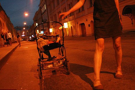 Οι φωτογραφίες που σόκαραν και προκάλεσαν σάλο: Δίχρονο κοριτσάκι μεγαλώνει σε σπίτι-γιάφκα ναρκομανών [εικόνες] | iefimerida.gr 3