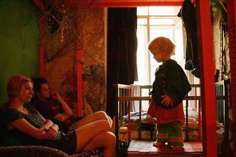 Οι φωτογραφίες που σόκαραν και προκάλεσαν σάλο: Δίχρονο κοριτσάκι μεγαλώνει σε σπίτι-γιάφκα ναρκομανών [εικόνες] | iefimerida.gr 4