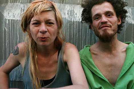 Οι φωτογραφίες που σόκαραν και προκάλεσαν σάλο: Δίχρονο κοριτσάκι μεγαλώνει σε σπίτι-γιάφκα ναρκομανών [εικόνες] | iefimerida.gr 5