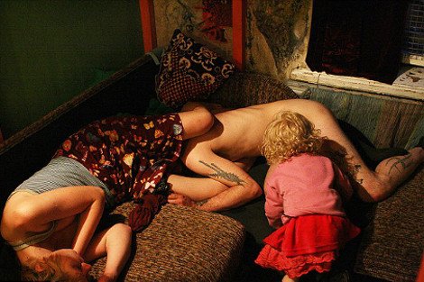 Οι φωτογραφίες που σόκαραν και προκάλεσαν σάλο: Δίχρονο κοριτσάκι μεγαλώνει σε σπίτι-γιάφκα ναρκομανών [εικόνες] | iefimerida.gr 6