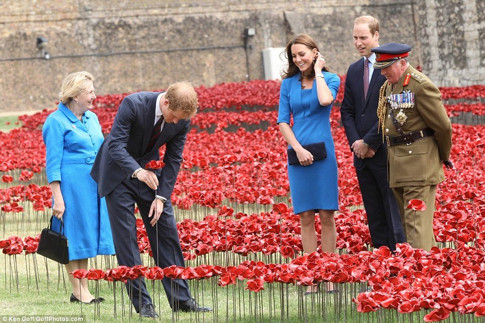 Ο Ουίλιαμ και η Κέιτ φυτεύουν παπαρούνες προς τιμή των νεκρών του Α' Παγκοσμίου πολέμου [εικόνες&βίντεο] | iefimerida.gr 5